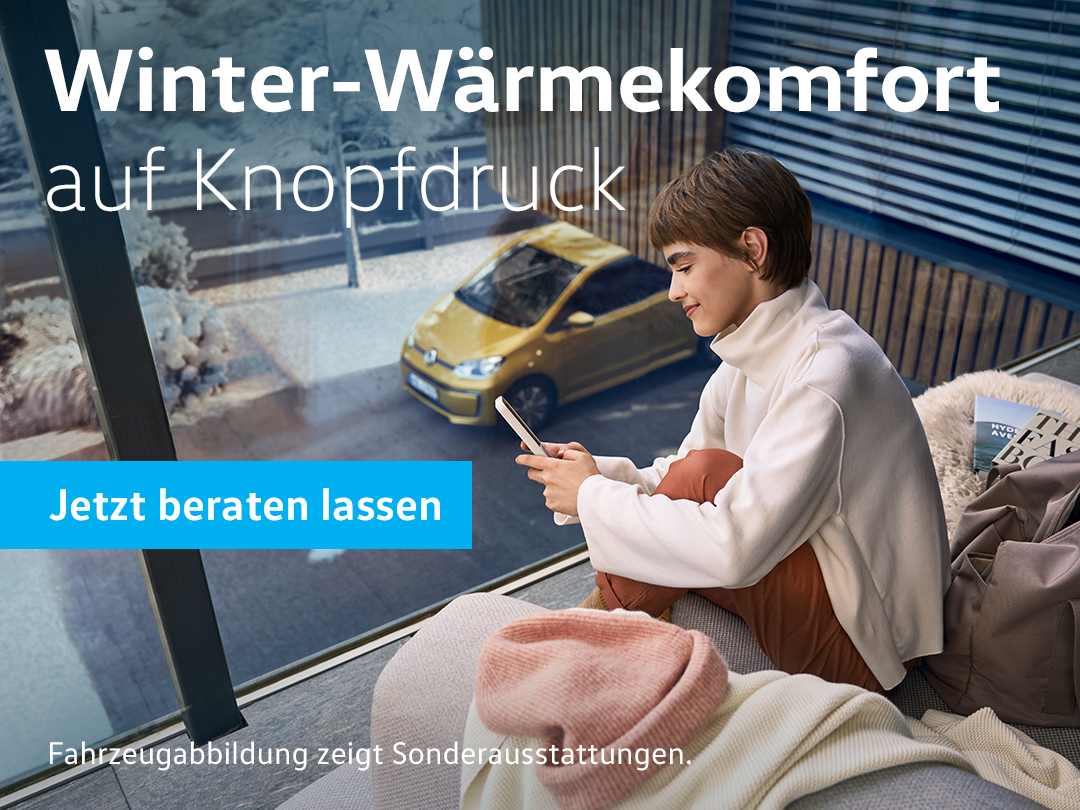 Eine Frau sitzt auf einer Couch und schaut auf ihr Smartphone. Draußen vor dem Fenster steht ein Volkswagen up in der Farbe Honey Yellow Metallic, umgeben von schneebedeckten Büschen und Gehwegen. In weißer Schrift steht im oberen Teil des Bilds die Überschrift: Winter-Wärmekomfort auf Knopfdruck. Ein blauer Störer mit der Aufforderung Jetzt beraten lassen ist links im Bild platziert. Unten am Rand steht: Fahrzeugabbildung zeigt Sonderausstattungen.